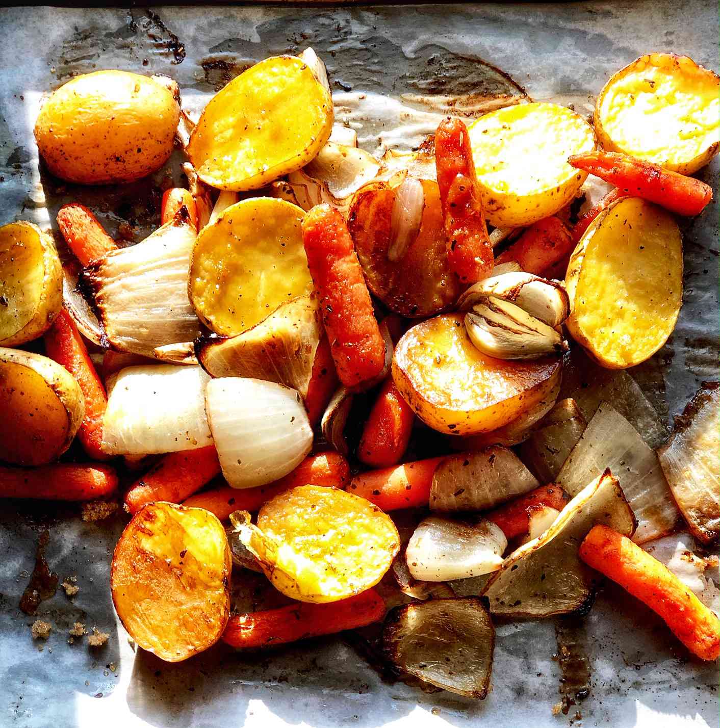 Жареный картофель, лук и морковь с коричневым сахаром и бальзамическим уксусом