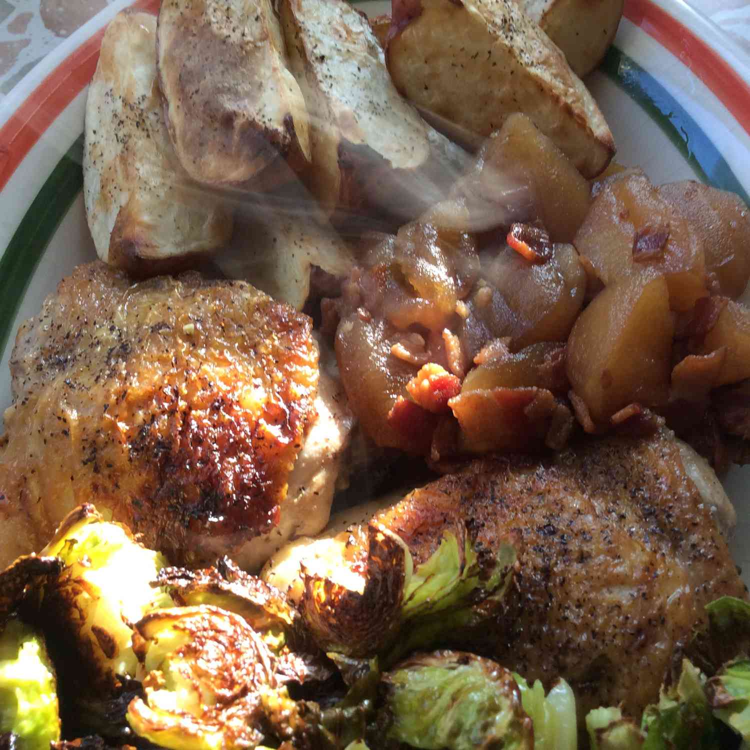 Тушеное куриное бедра с яблоками, чатни с беконом и жареным красным картофелем