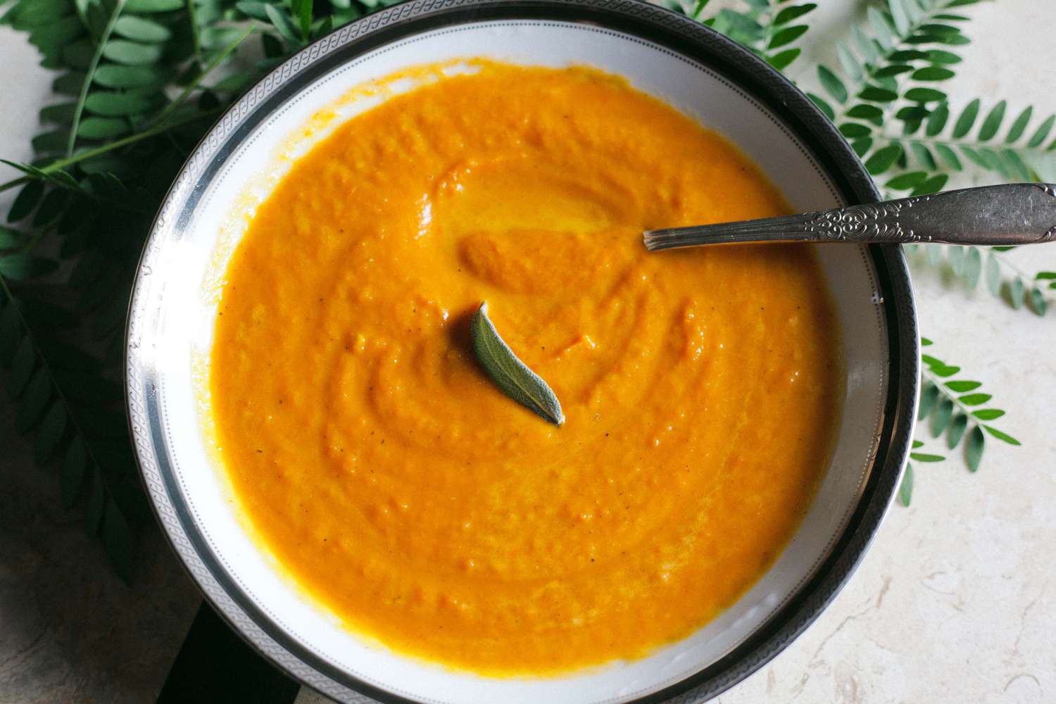Вегетарианский суп на День Благодарения с морковью, имбирем и кокосовым орехом