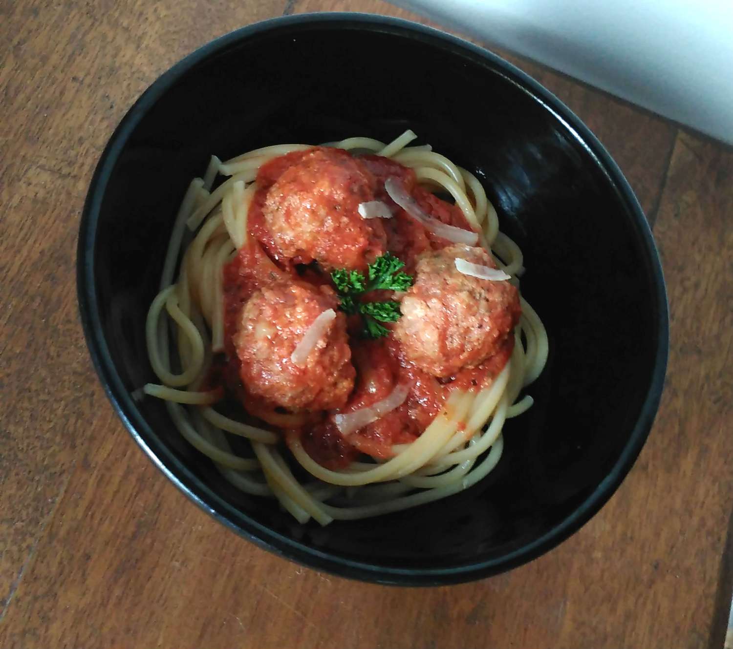 Медленная плита спагетти и фрикадельки