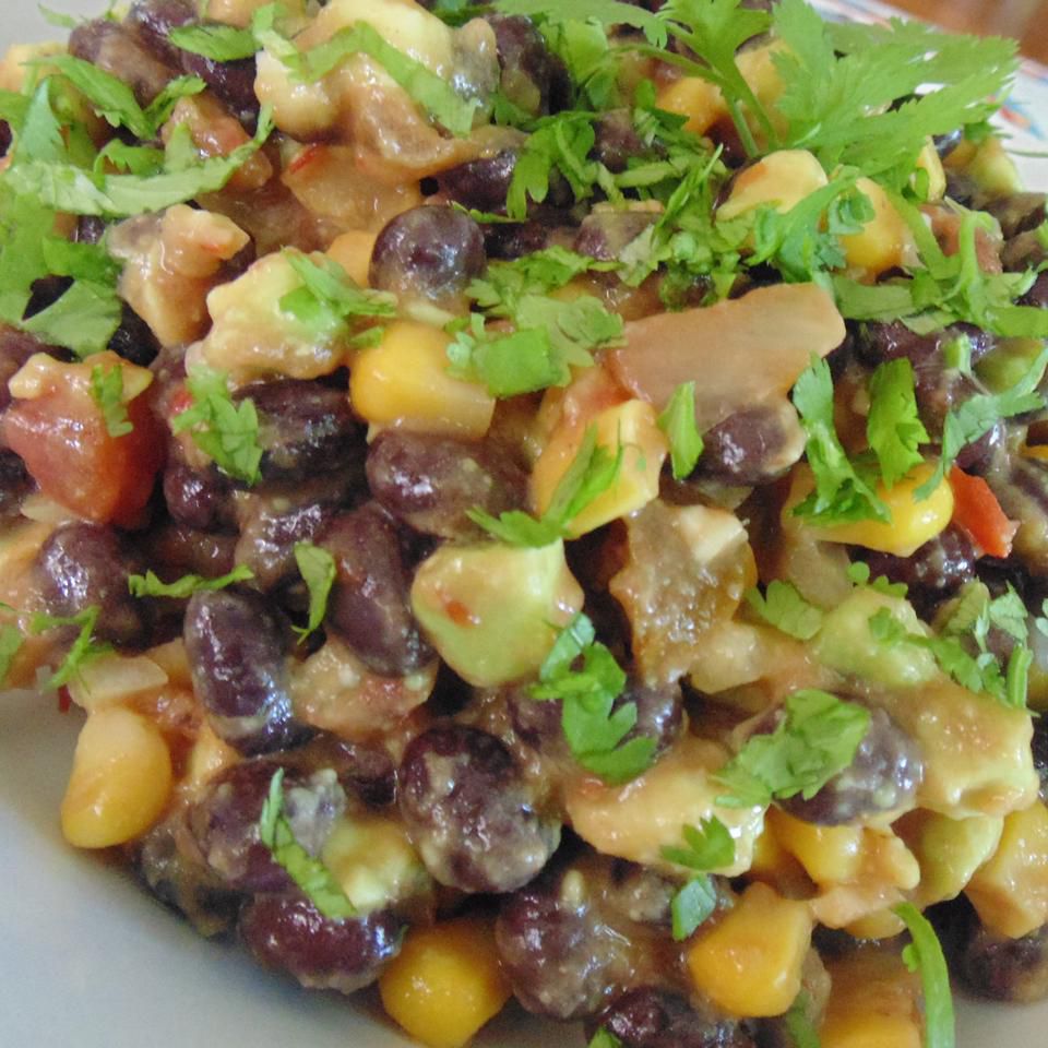 Мексиканский салат из черной фасоли и кукурузы