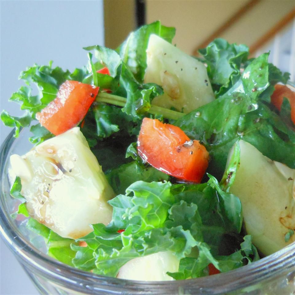 Красочный салат из капусты и шпината и домашняя заправка