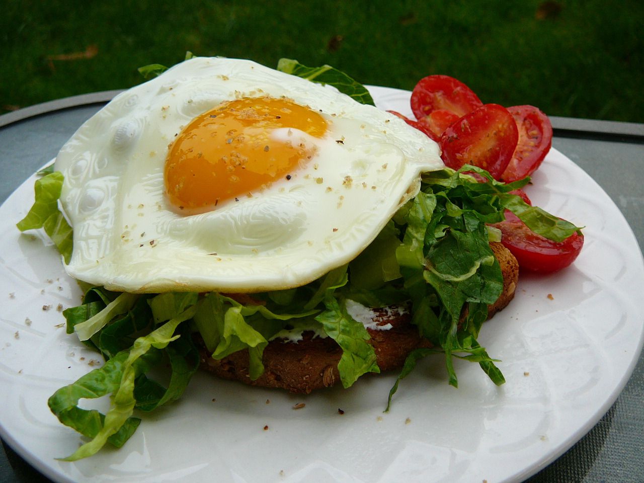 Бутерброды с яйцом с открытыми лицами с салатом из рукколы