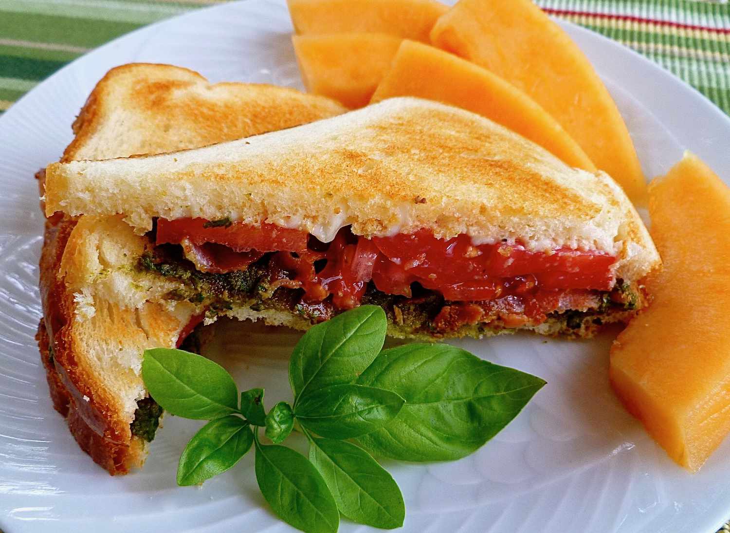 Бекон, базилик песто и томатный бутерброд