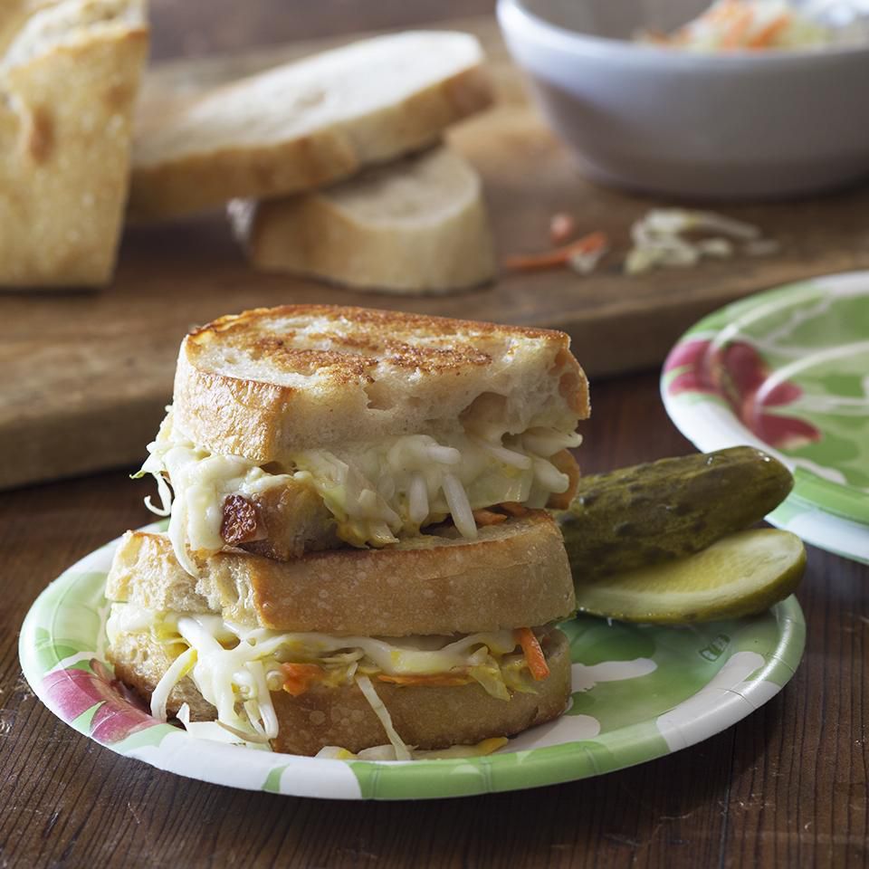 Жареный сыр и вегетарианский бутерброд
