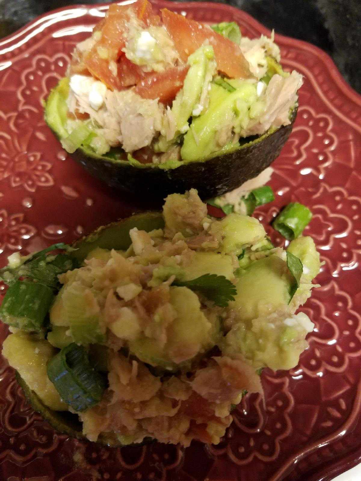 Авокадо, тунец и томатный салат