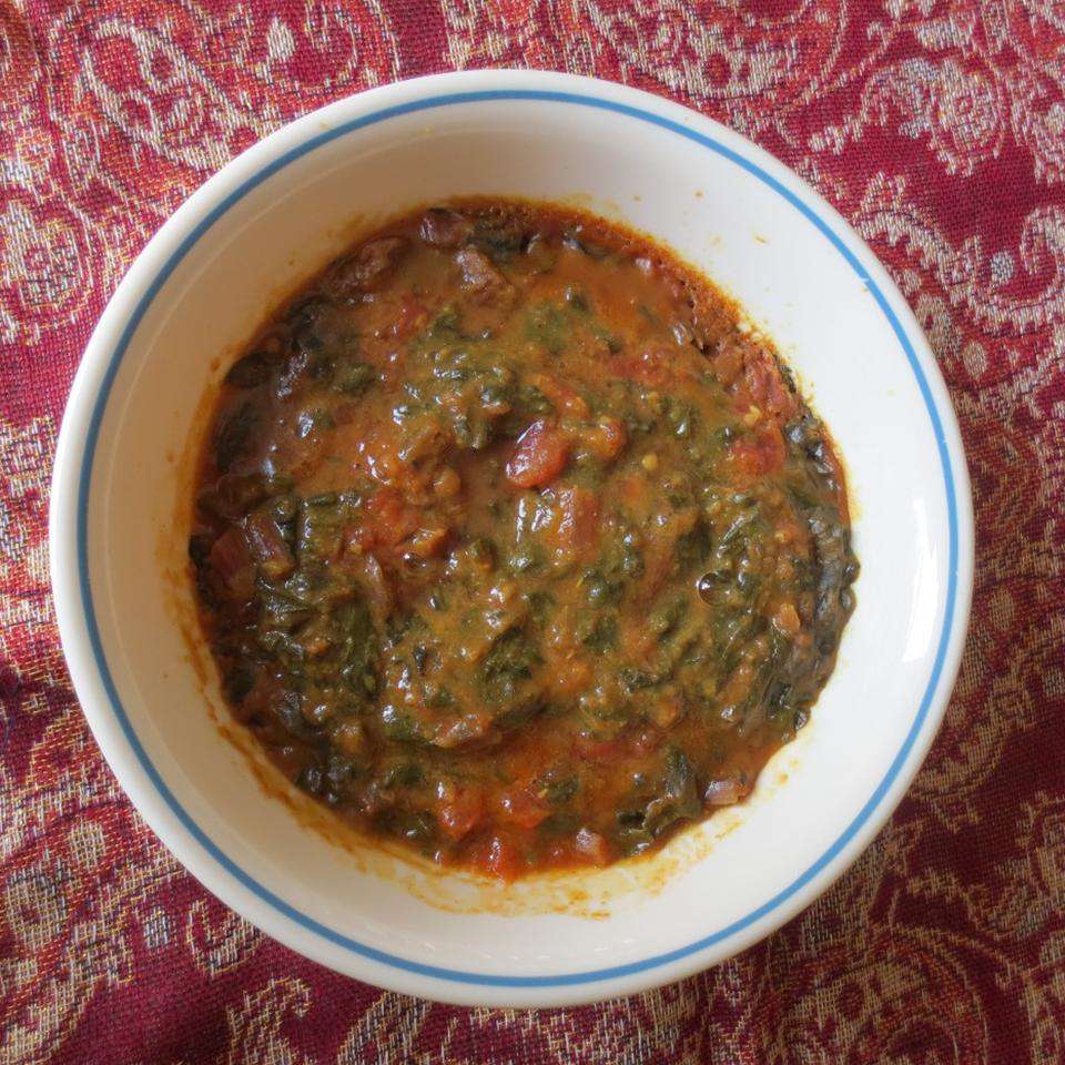Шпинат и томатный дал (индийский суп из чечевицы)