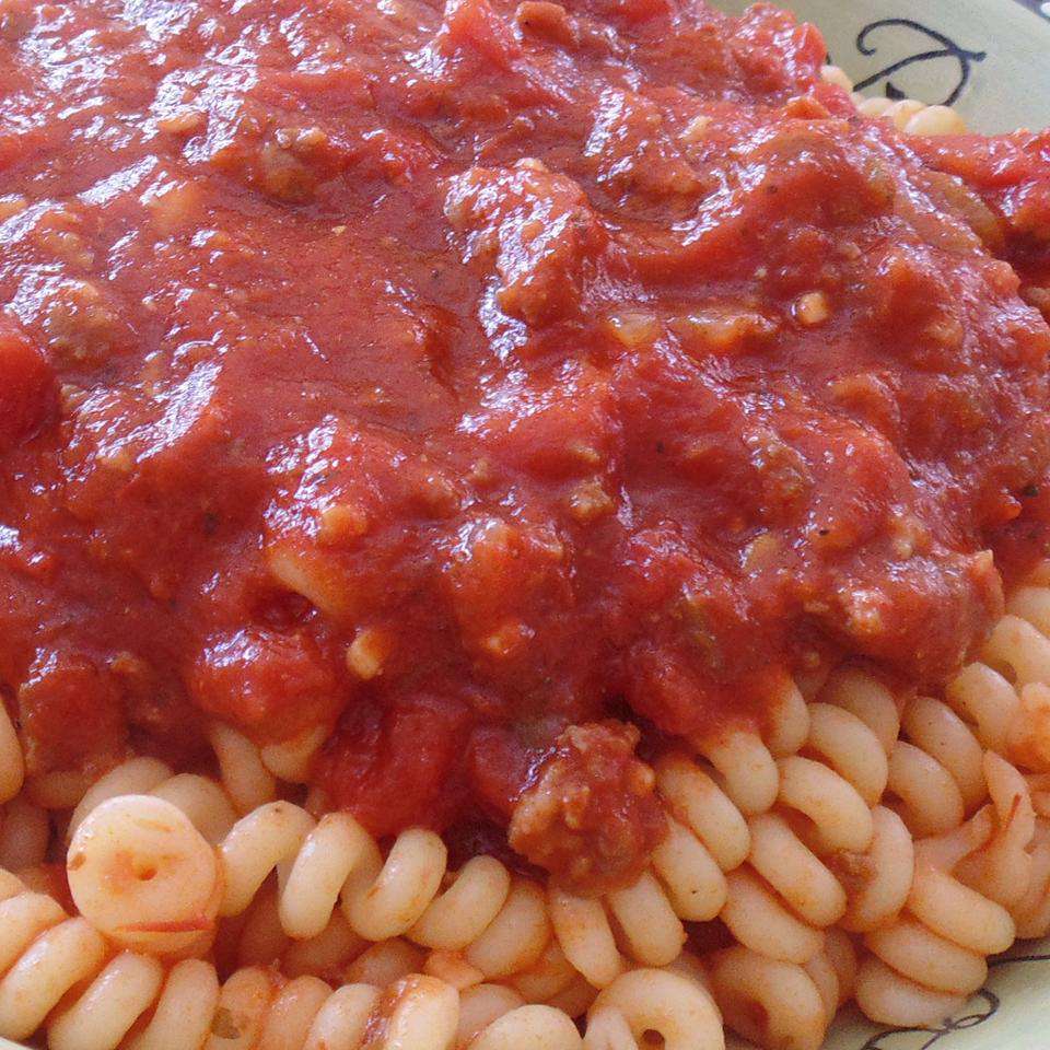 Кромкий красный соус с наземной итальянской колбасой