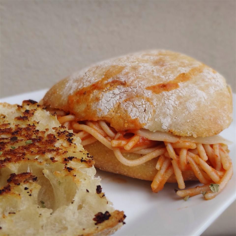 Жареный сэндвич с спагетти