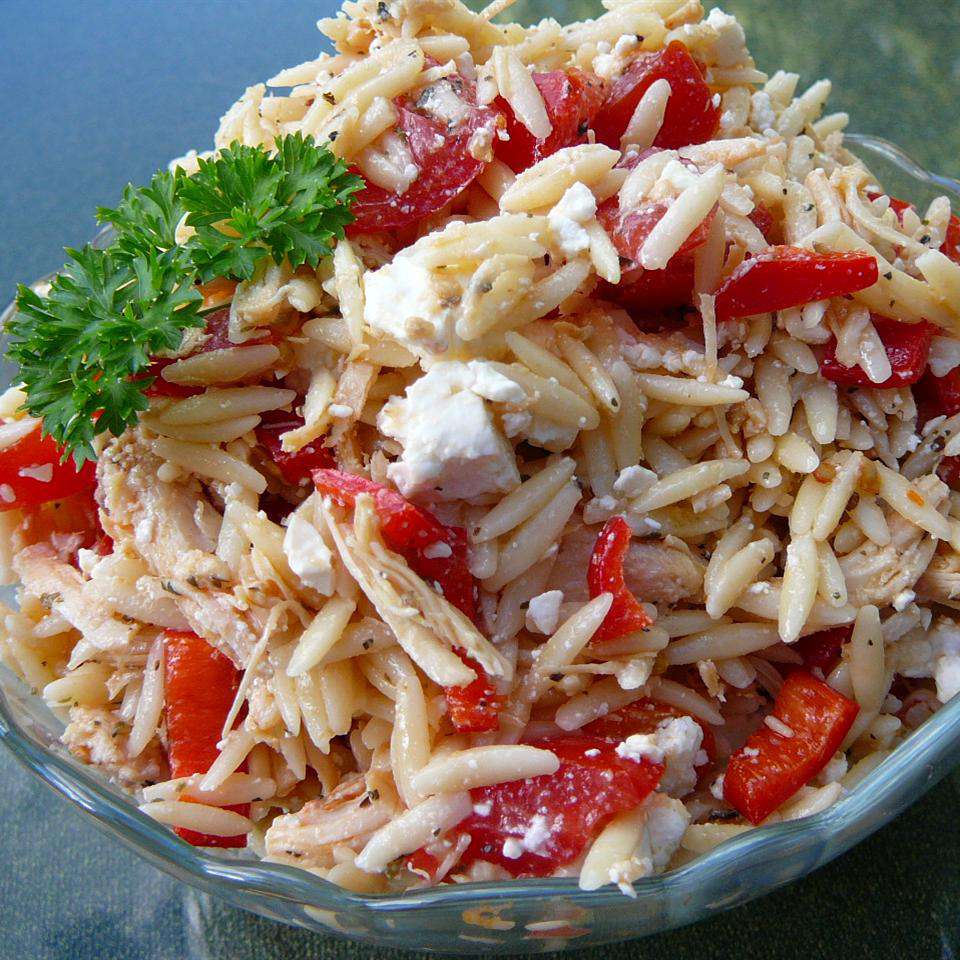 Средиземноморский салат из курицы и орзо в чашках красного перца