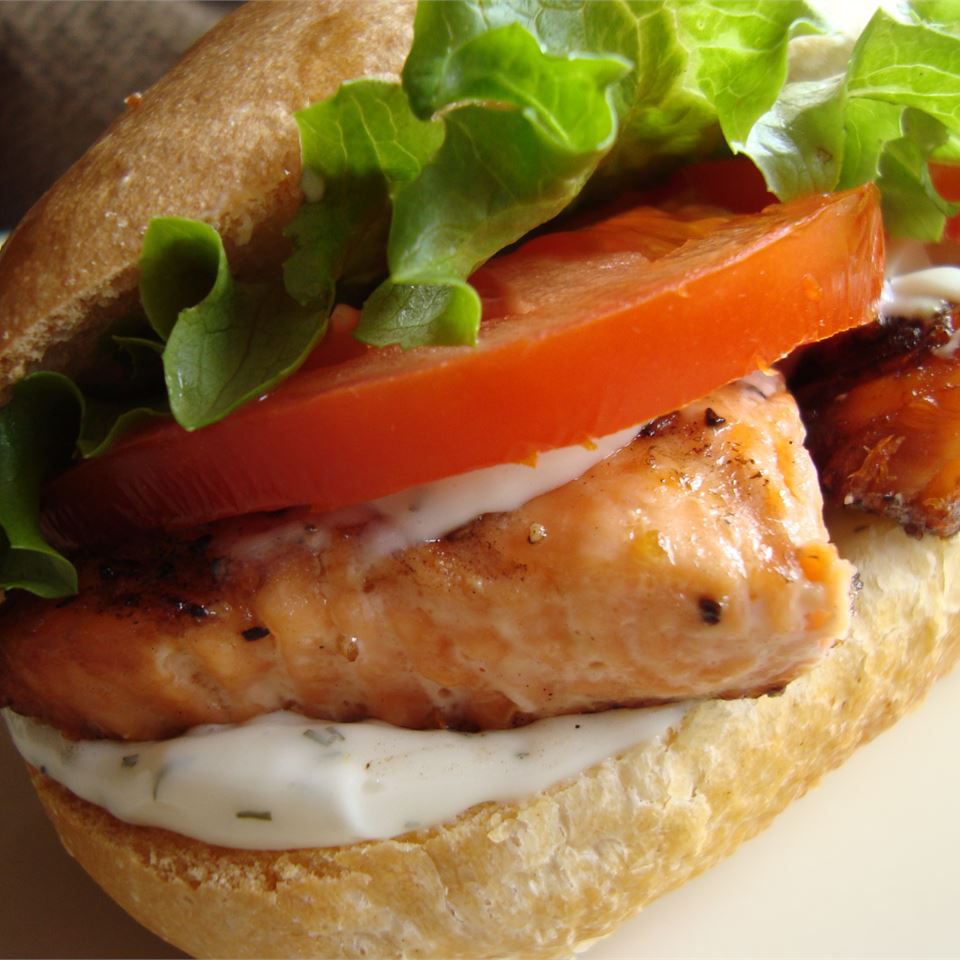 Сэндвич с лосося на гриле с соусом для укропа