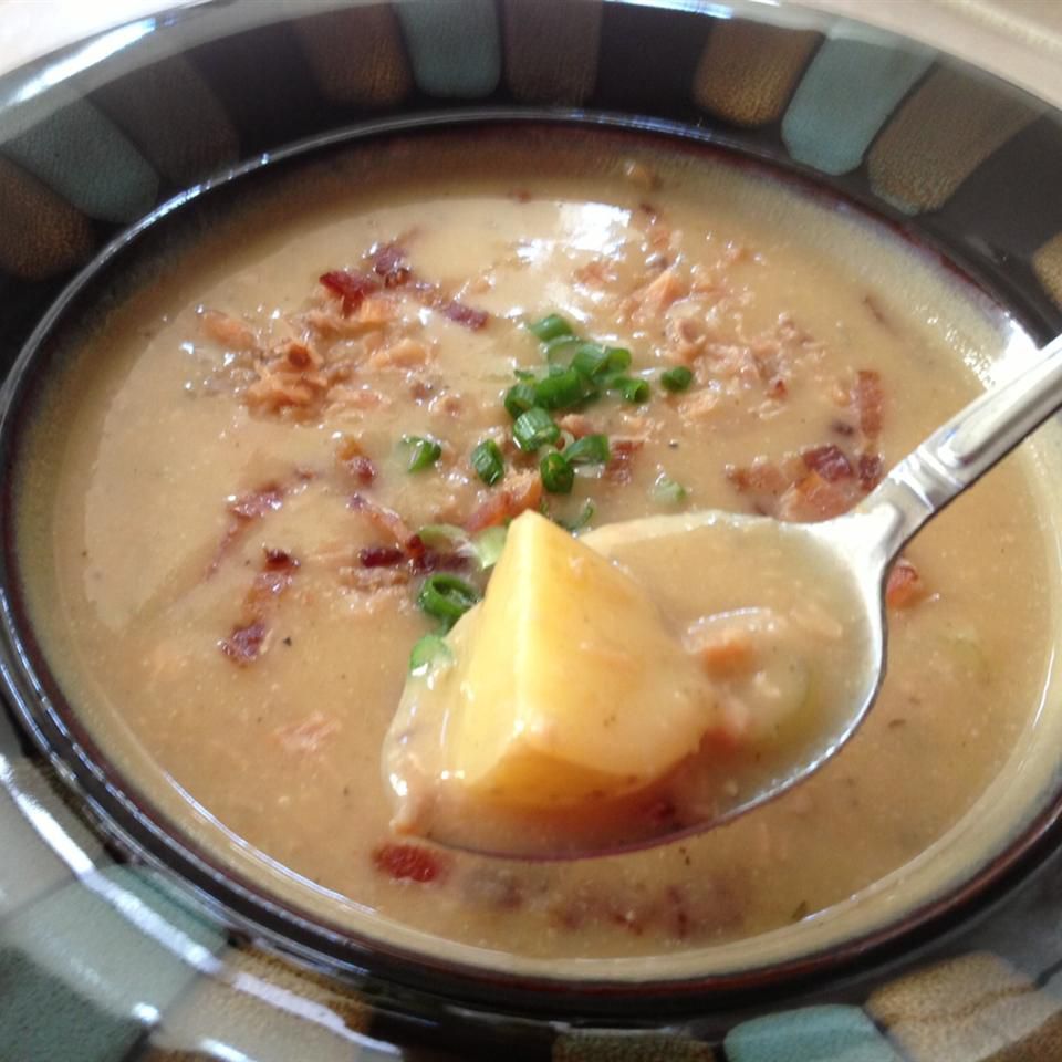 Жареный чесночный картофельный суп с копченым лососем