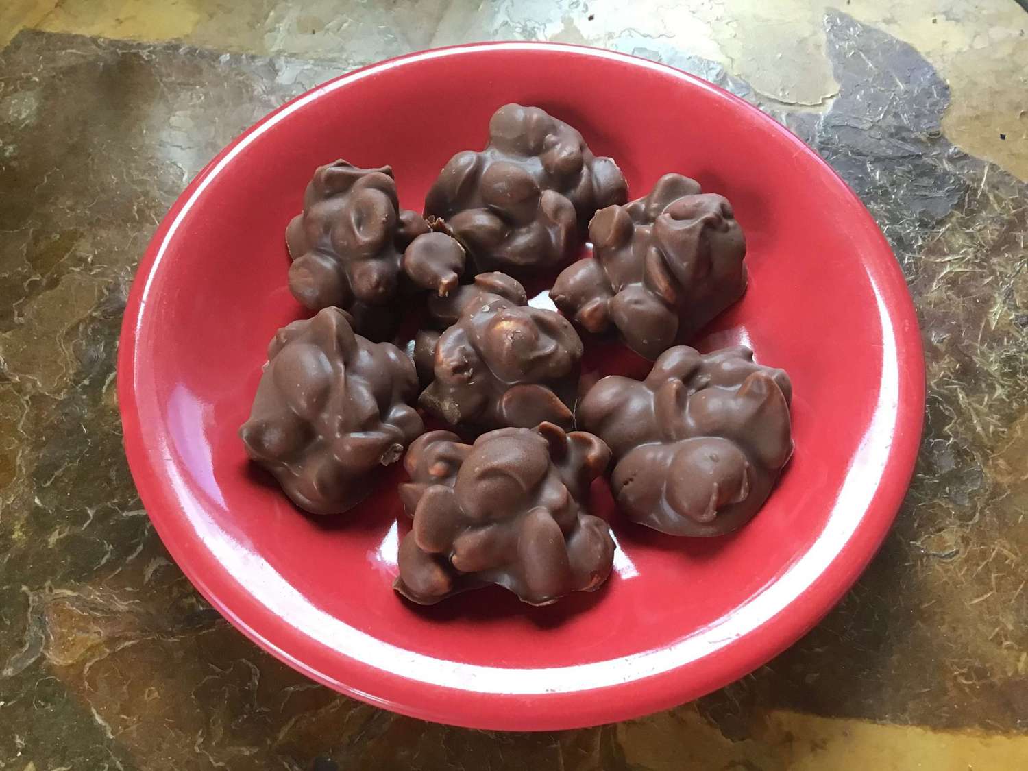 Шоколадные арахисовые скопления медленной плиты