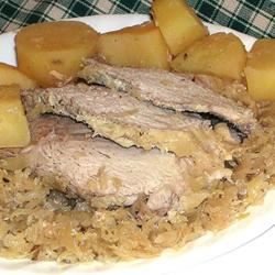 Медленная плита из свинины в немецком стиле с квашеной капустой и картофелем