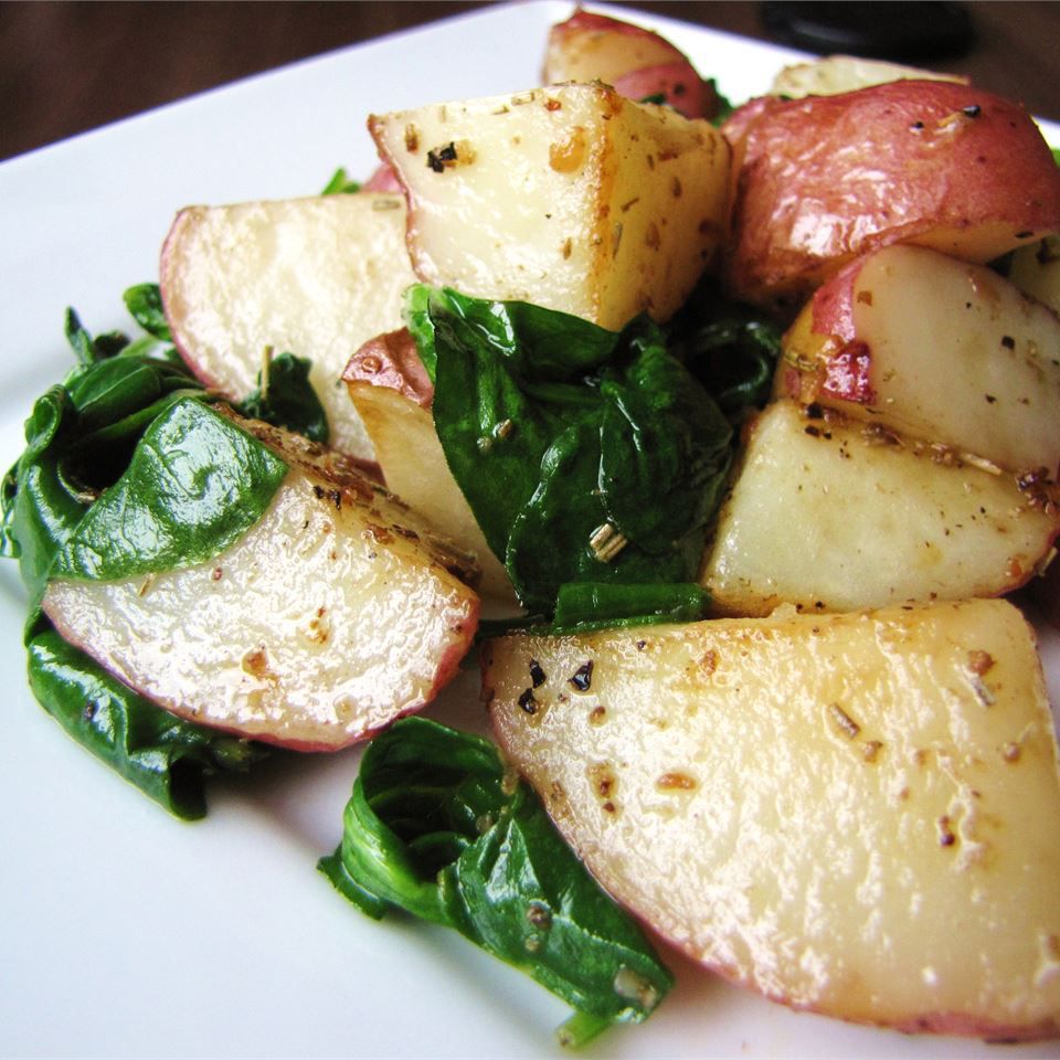Жареный картофель с зеленью
