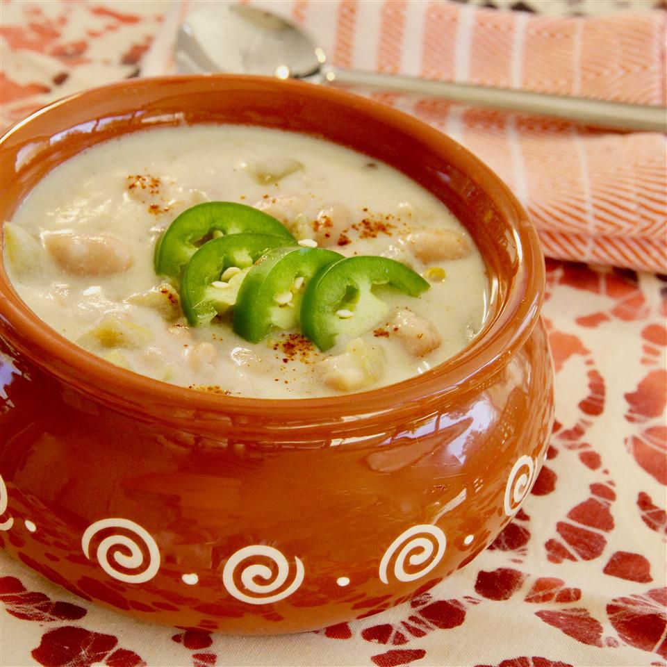 Сливочный суп из белой фасоли и зеленого чили