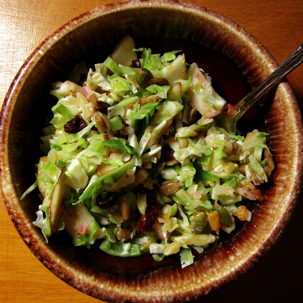 Нарезанный брюссельский салат
