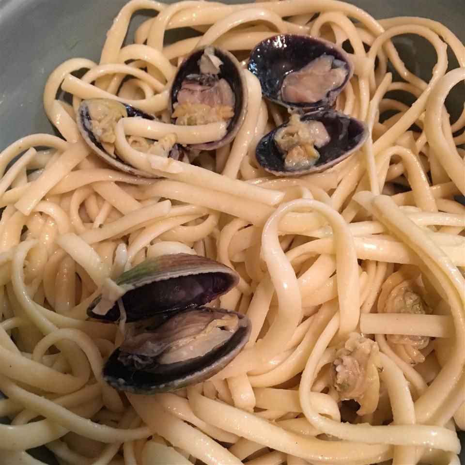 Спагетти с белым соусом из моллюска