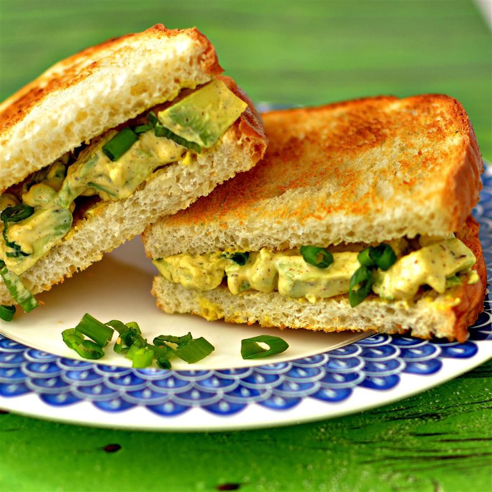 Сэндвичи с салатом из авокадо в стиле яиц