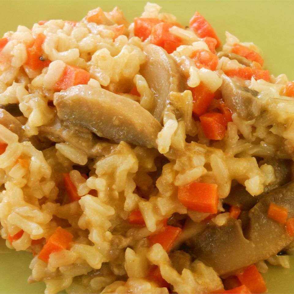 Духовой коричневый рис с морковью и грибами
