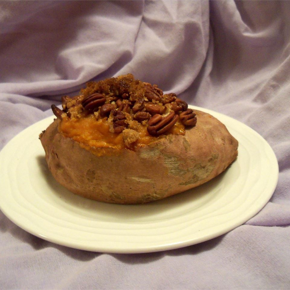 Фаршированный запеченный сладкий картофель с орехами ореха