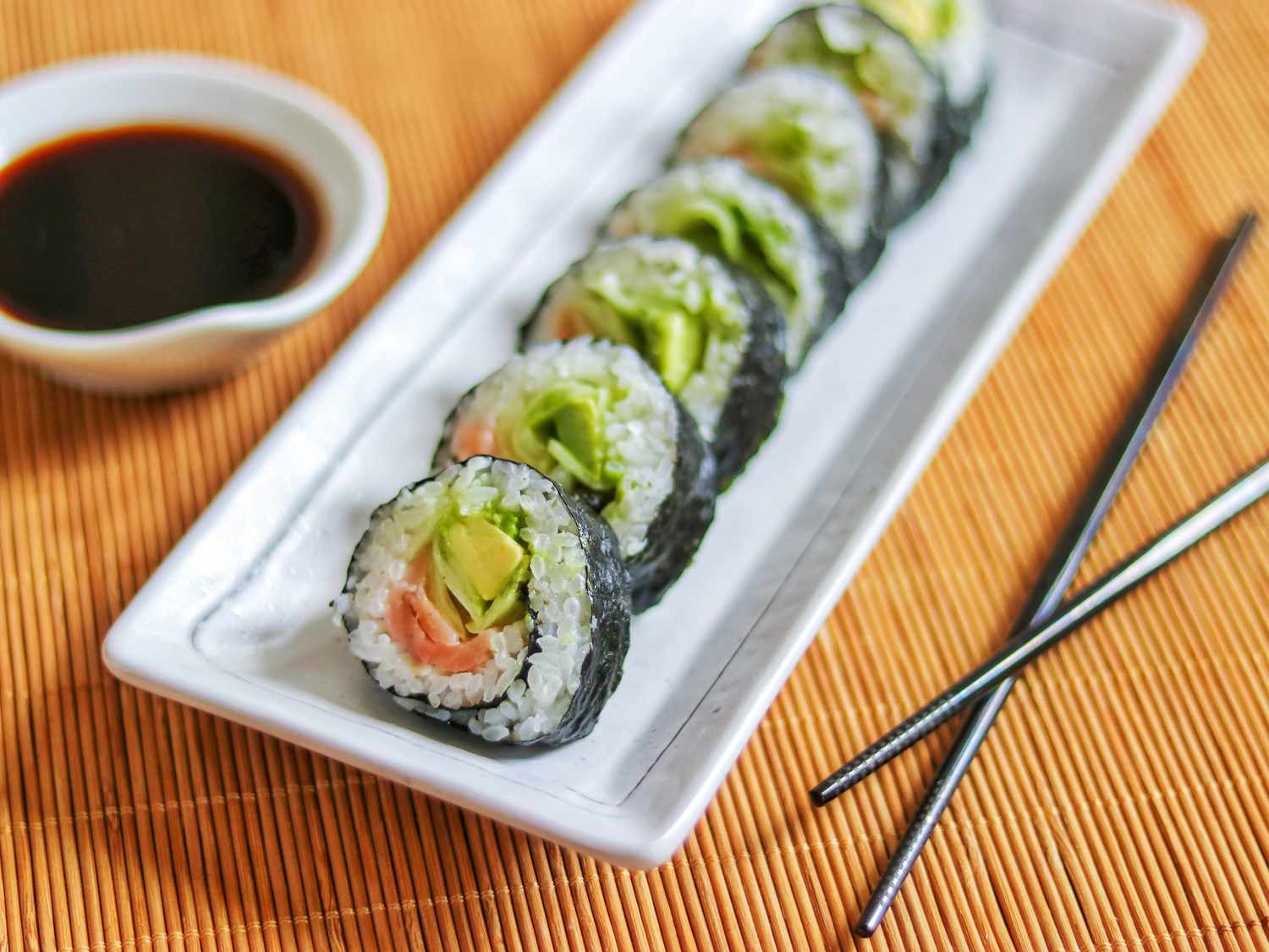 Копченой лосось суши