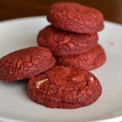 Красный бархатный и белый шоколадный кусочек печенья