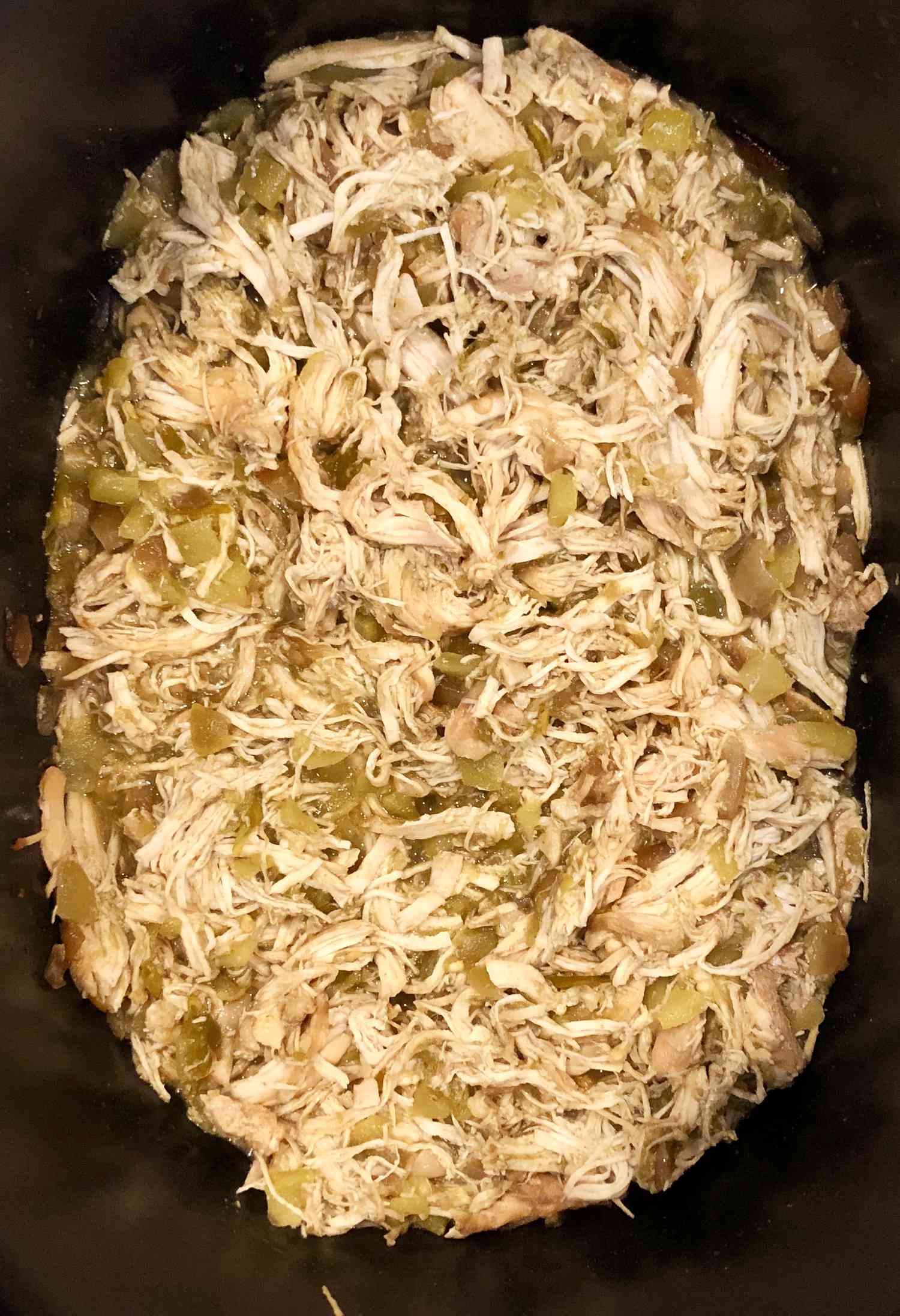 Измельченная медленная плита зеленая чили курица