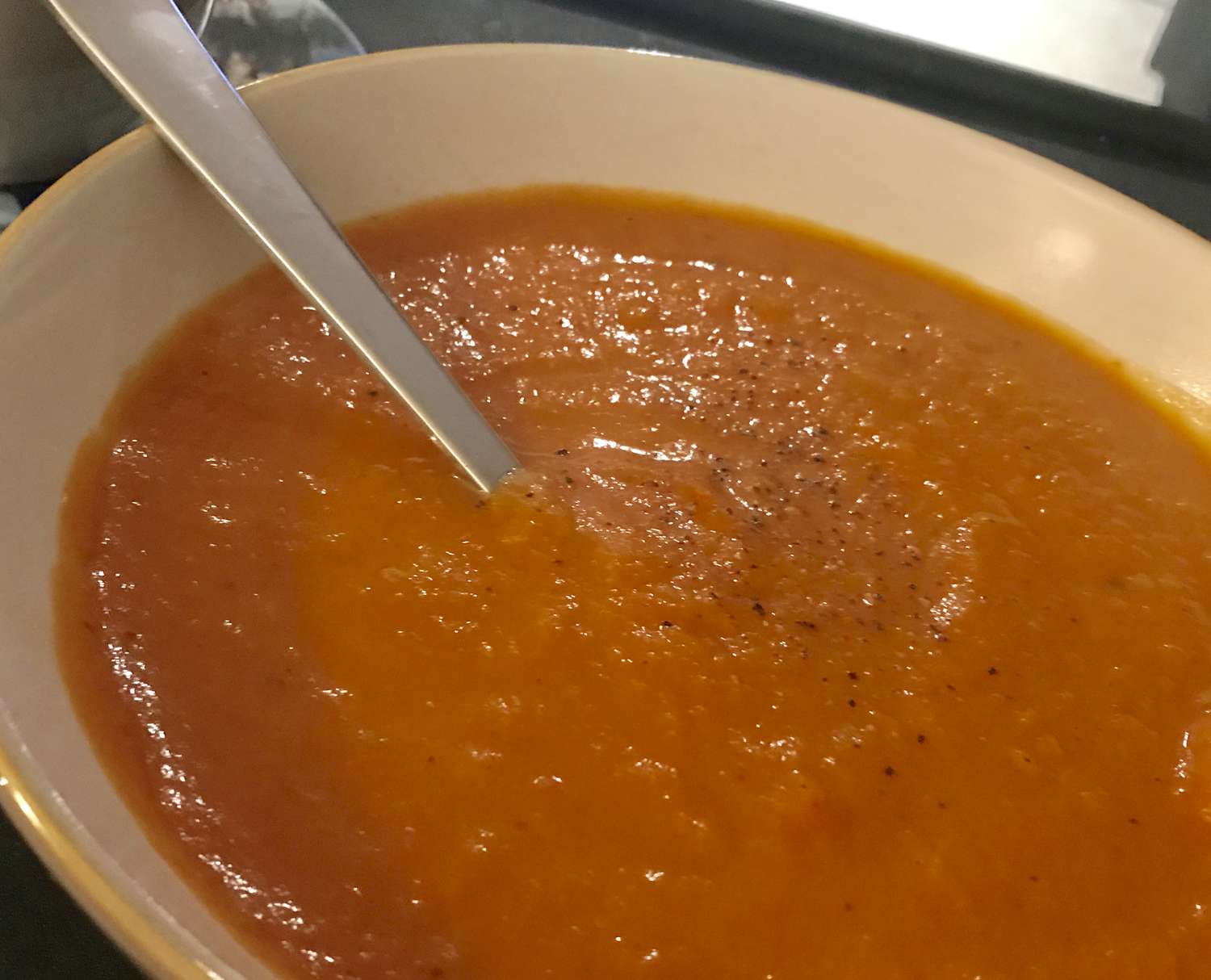 Веганский жареный красный перец и морковный суп