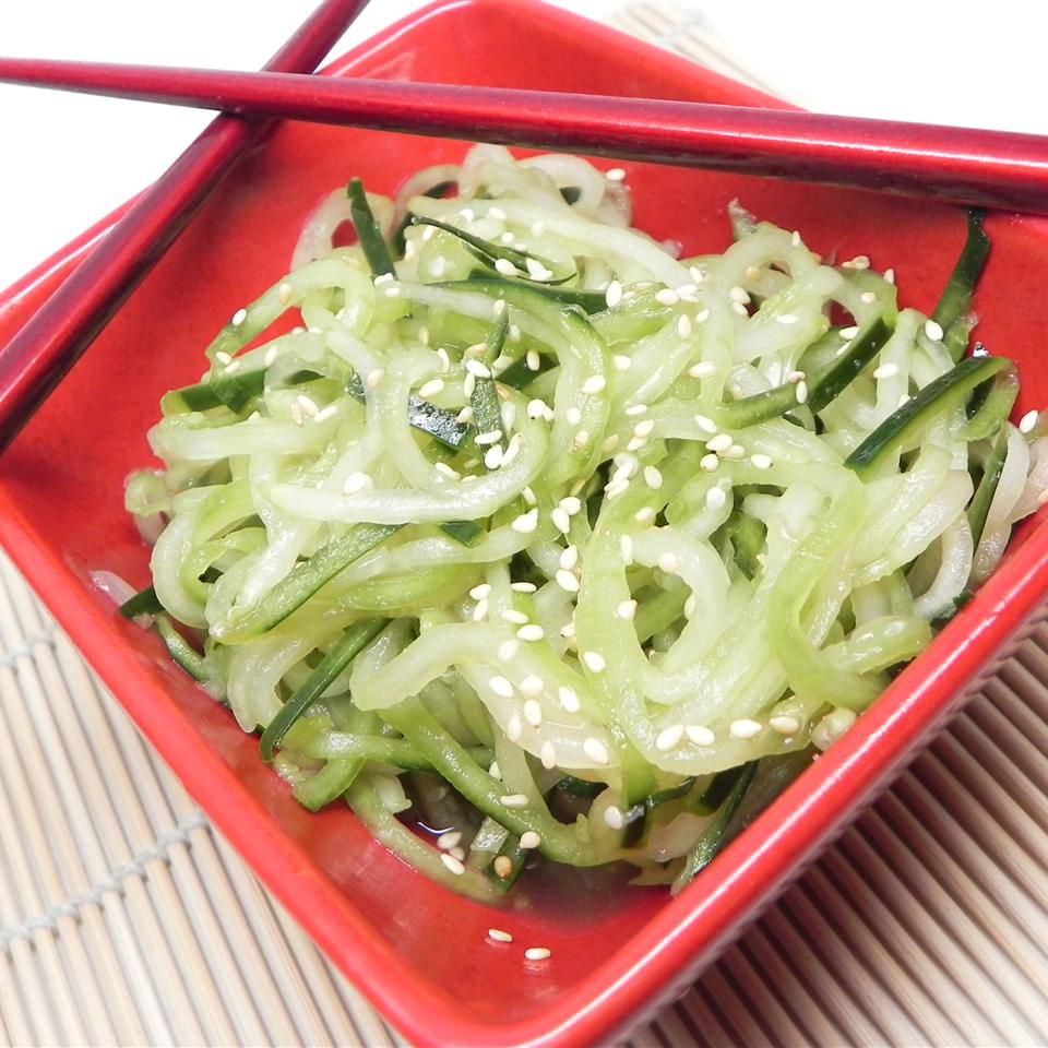 Быстрый и легкий азиатский салат из кунжутного огурца