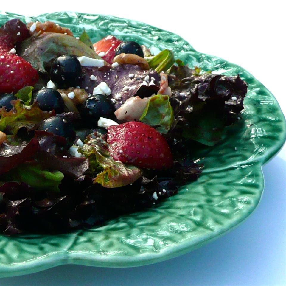 Весенний салат с черникой бальзамической заправки