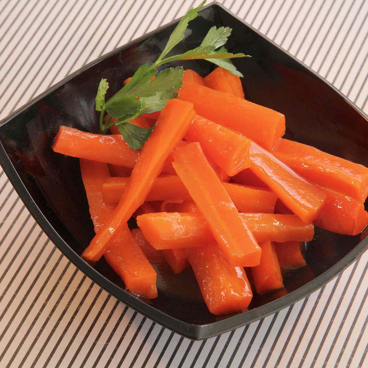Мгновенный горшок с апельсино-имбирной морковью