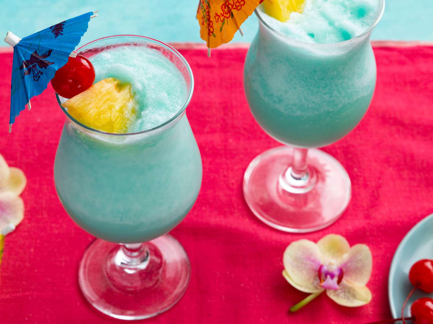 Голубой гавайский коктейль