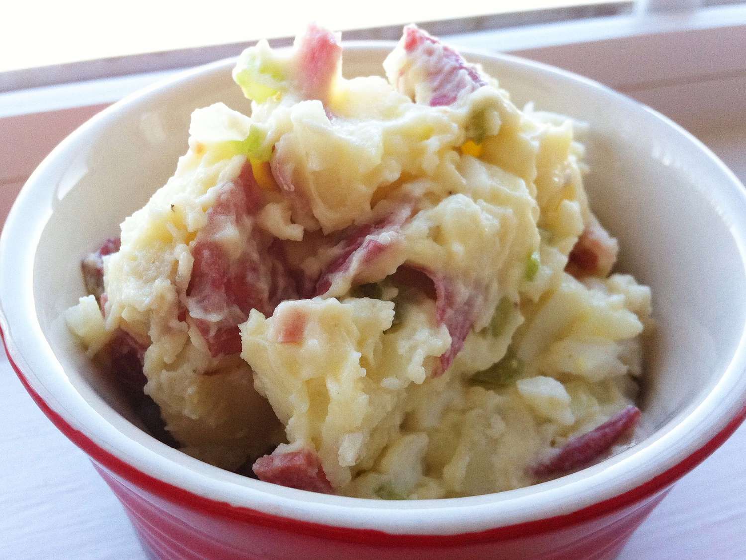 Жареный салат из красного картофеля