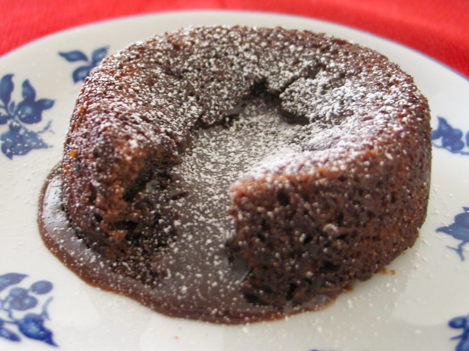 Расплавленные шоколадные торты с малиной с покрытием сахара