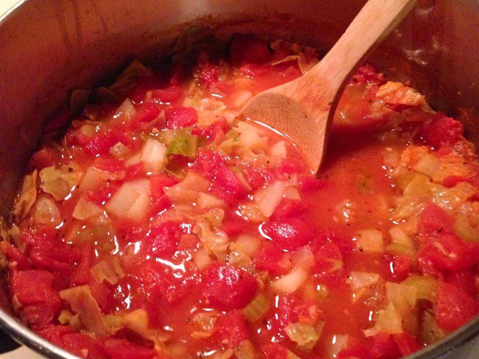 Капуста, картофель и томатный суп