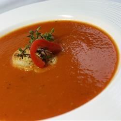 Жареный красный перец и томатный суп