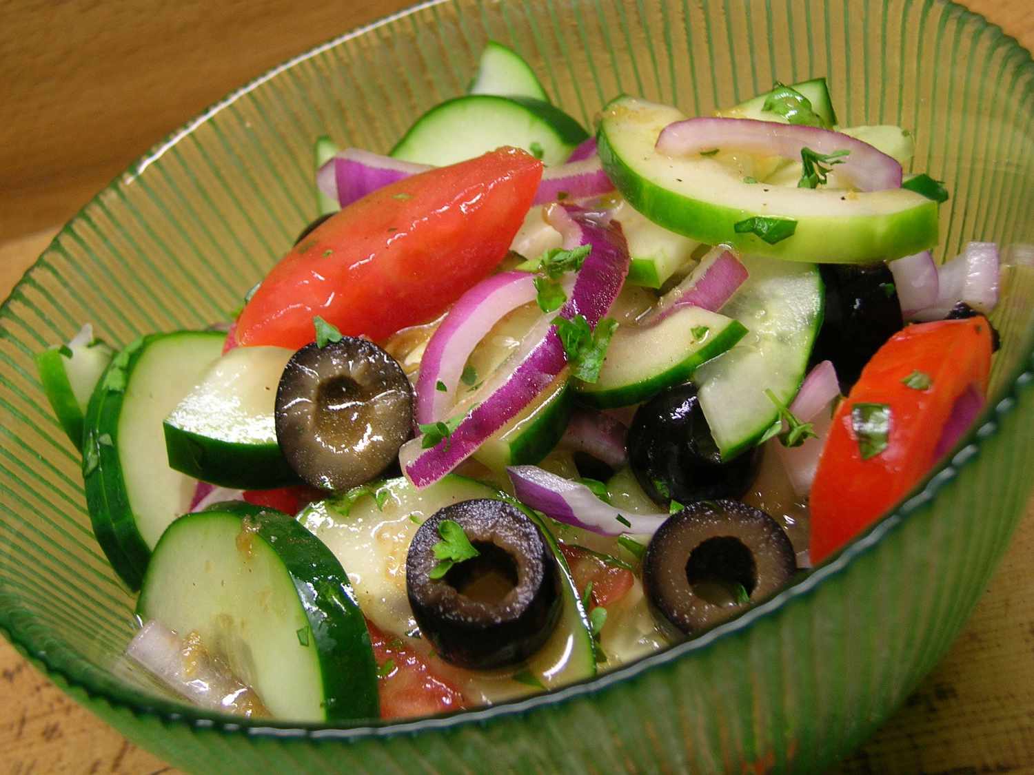 Салат из огурца томата с цуккини и чернокожими оливками в лимонном бальзамическом винегрете