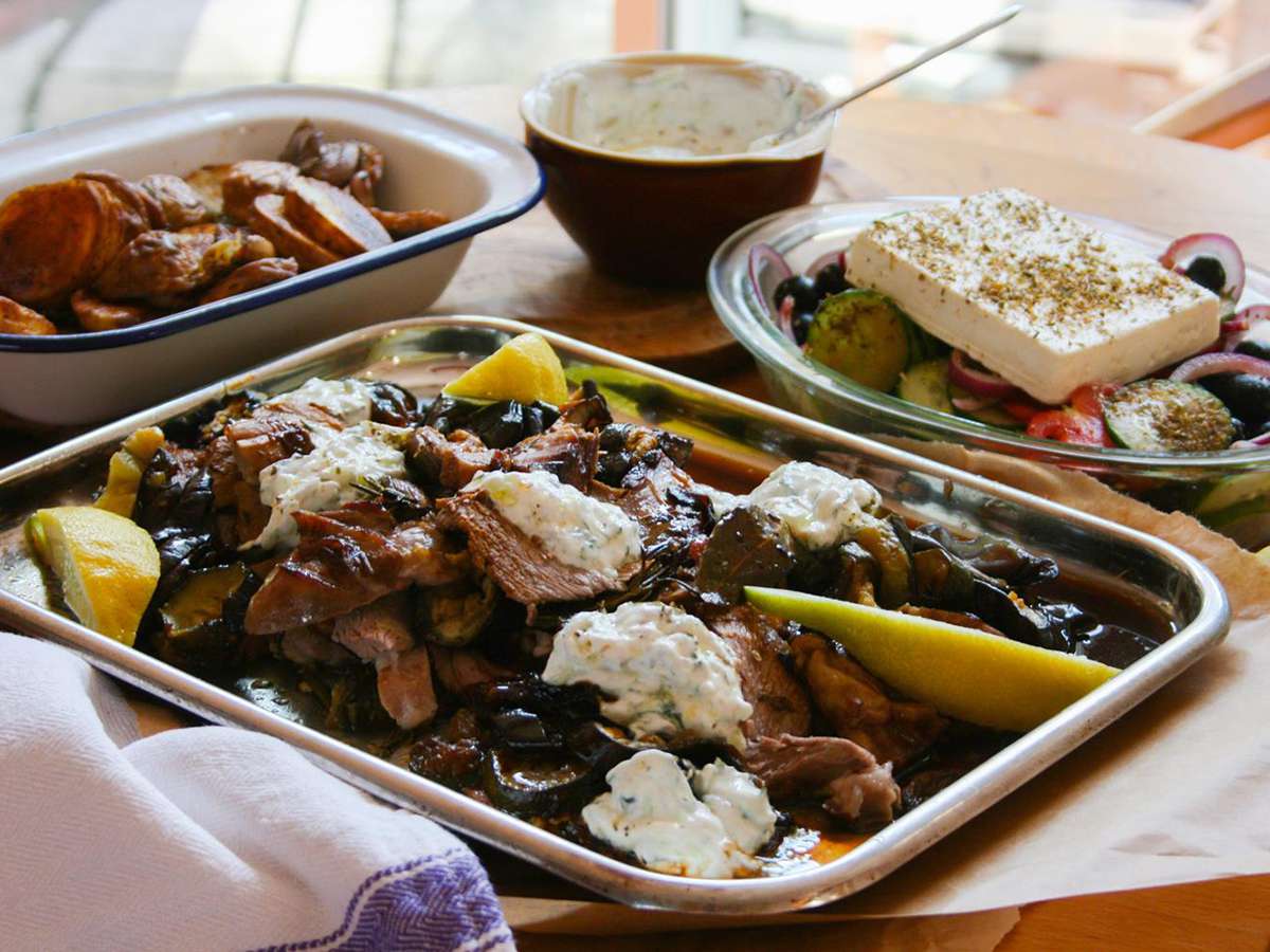 Жареный греческий ягненка с цацики, жареные овощи и греческий салат
