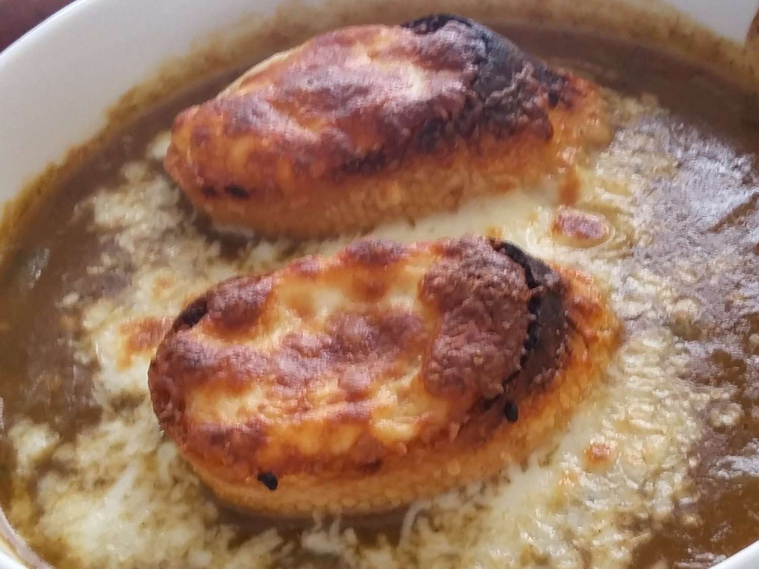 Французский луковый суп с домашним говядиной.